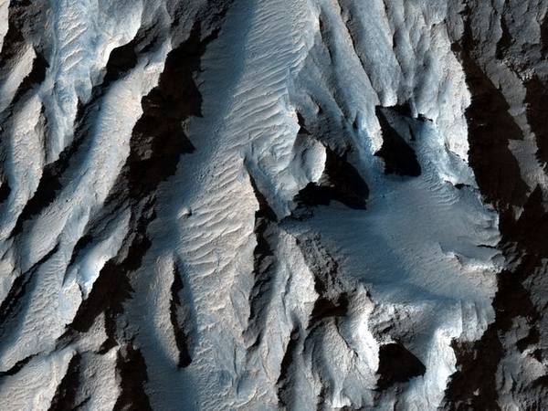 Астрономы NASA показали самый большой каньон Солнечной системы