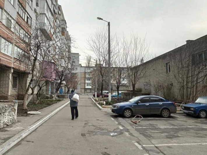 Неадекватный мужчина прыгал по крышам автомобилей в Бердянске