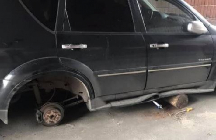Воры сняли колеса с авто в Голосеевском районе Киева