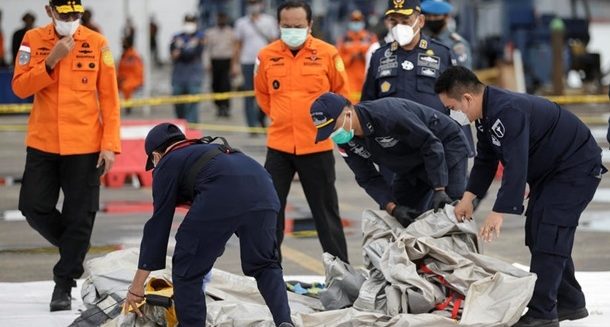 Авиакатастрофа в Индонезии: обнаружены останки тел погибших