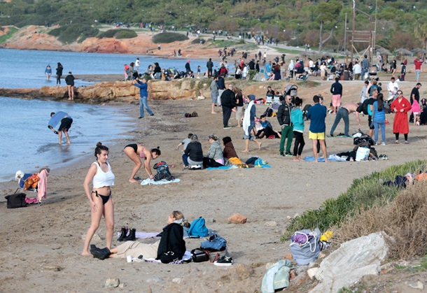 Из-за аномальной жары в Греции люди продолжают купаться в море