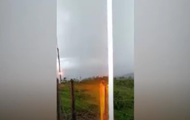«В двух шагах от»: бразилец снял на видео удар молнии