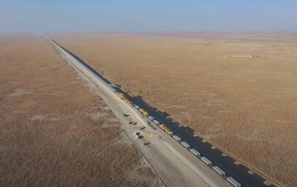 В китайской пустыне появилась «бесконечная» железная дорога