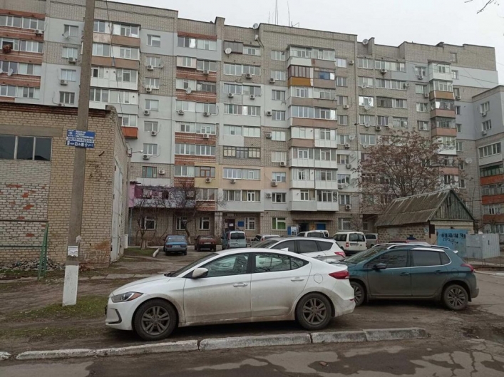 В Бердянске пьяный мужчина прыгал по крышам авто