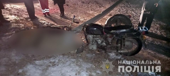 В Запорожской области мотоциклист влетел в столб и погиб