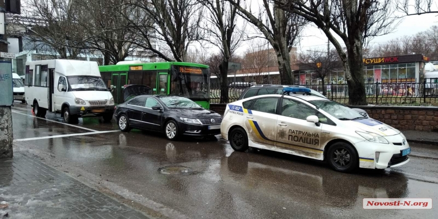 В Николаеве произошло ДТП с маршруткой и Volkswagen