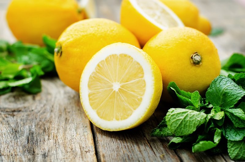 Косметологи рассказали о пользе лимона для лица и волос