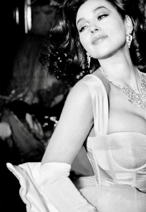 Моника Беллуччи позировала в роскошном платье с глубоким декольте (ФОТО) р