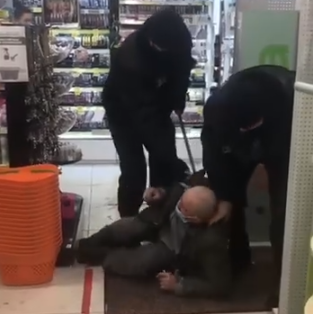В житомирском супермаркете охранники избили мужчину из-за дурного запаха