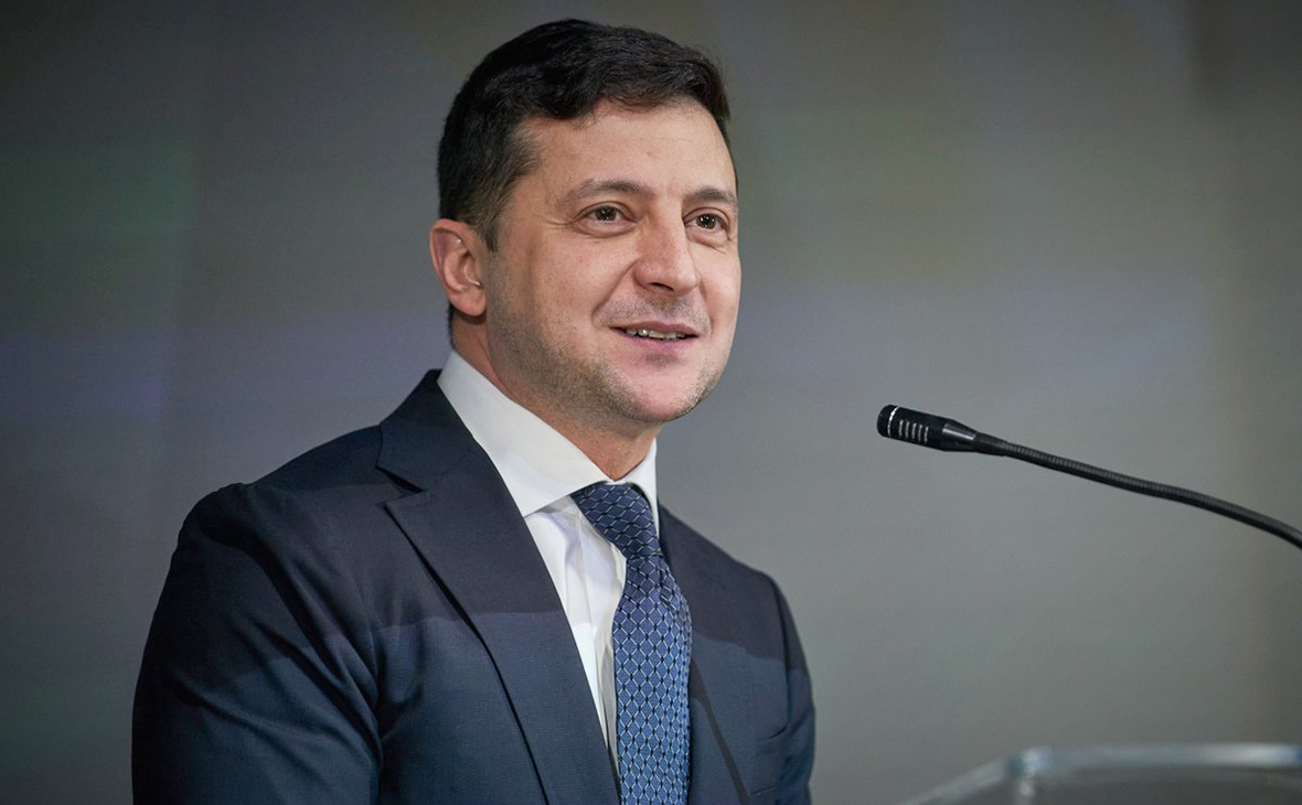 Зеленский наградил именным пистолетом украинского генерала