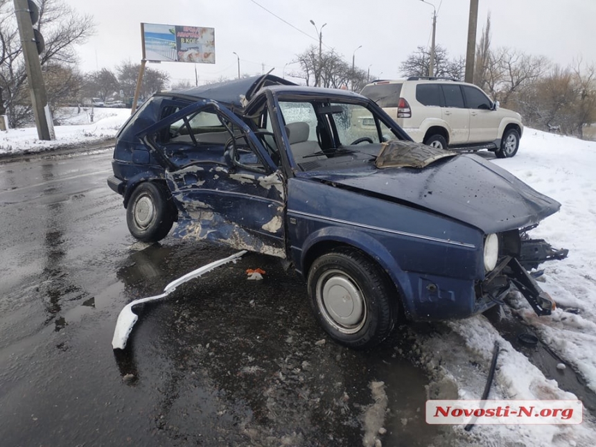 В Николаеве столкнулись Volkswagen, Renault и грузовик «ГАЗ-53»