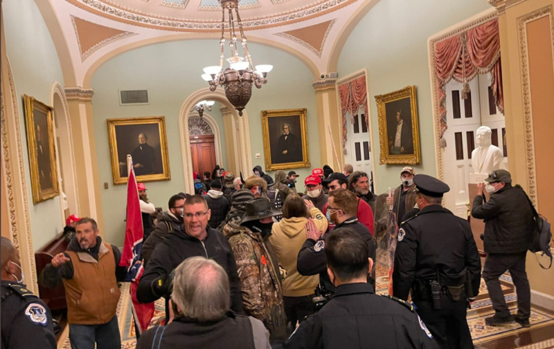 В здании конгресса США ворвались протестующие: была стрельба