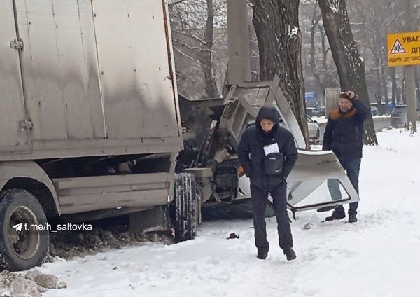 В Харькове у грузовика отвалилась кабина