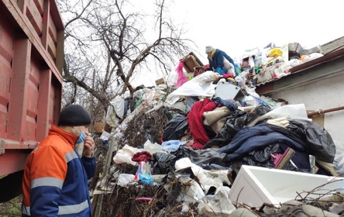 Жительница Полтавы превратила свой дом в свалку