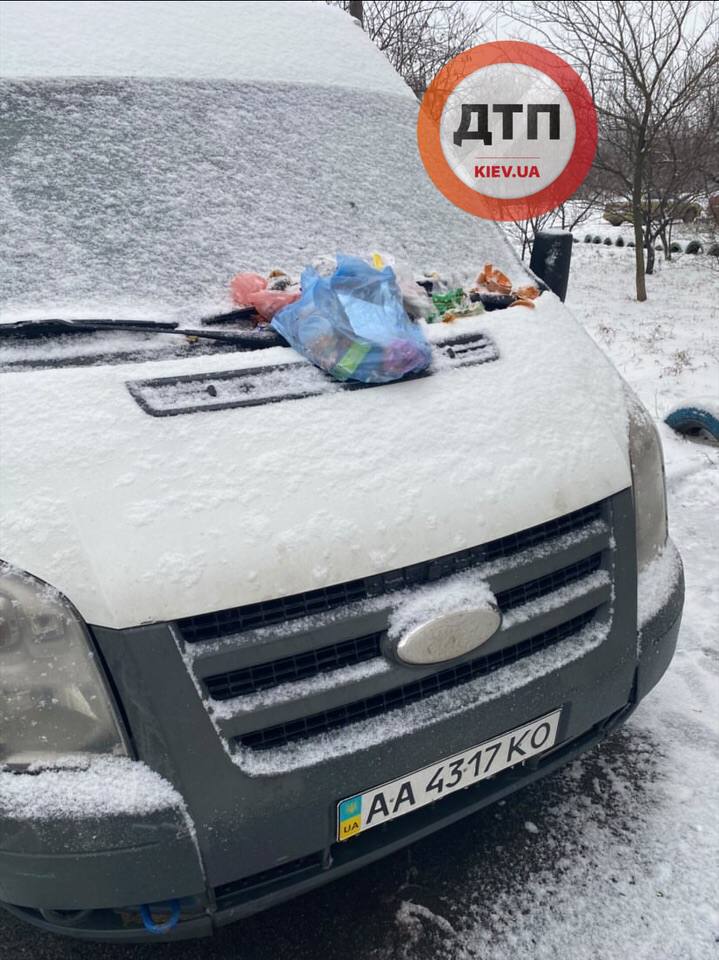 В Киеве выбросили мусор на авто «героя парковки»