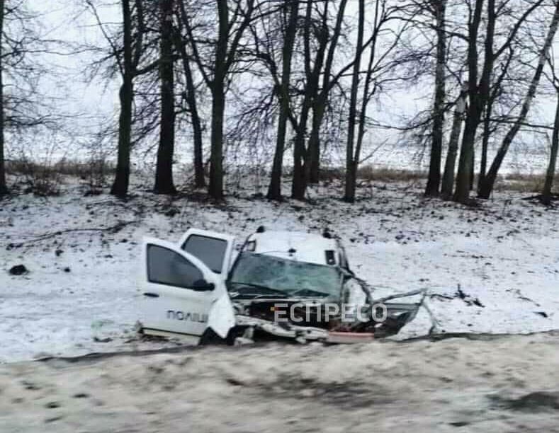Авто полиции врезалось в грузовик на трассе Сумы-Киев