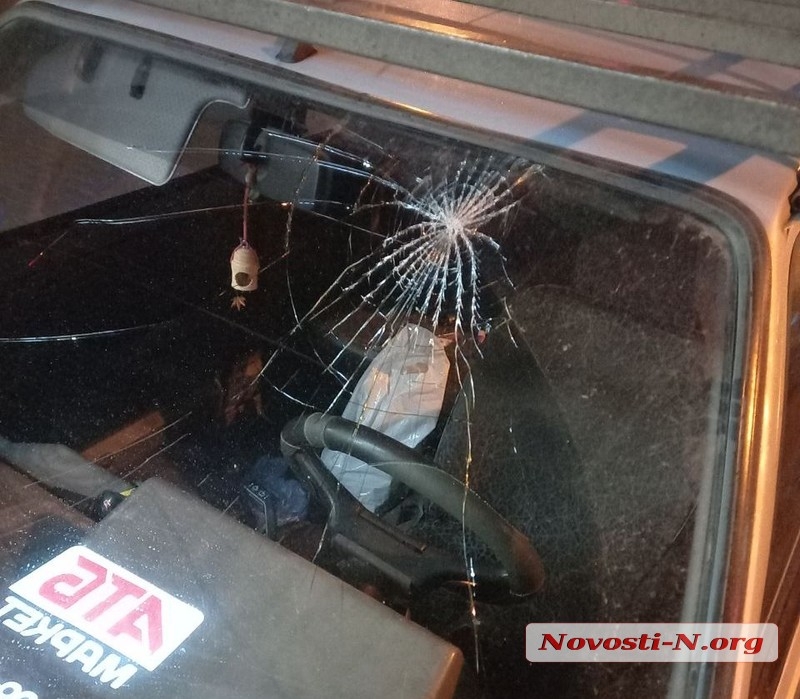 Автомобиль в Николаеве влетел в яму: есть пострадавшие