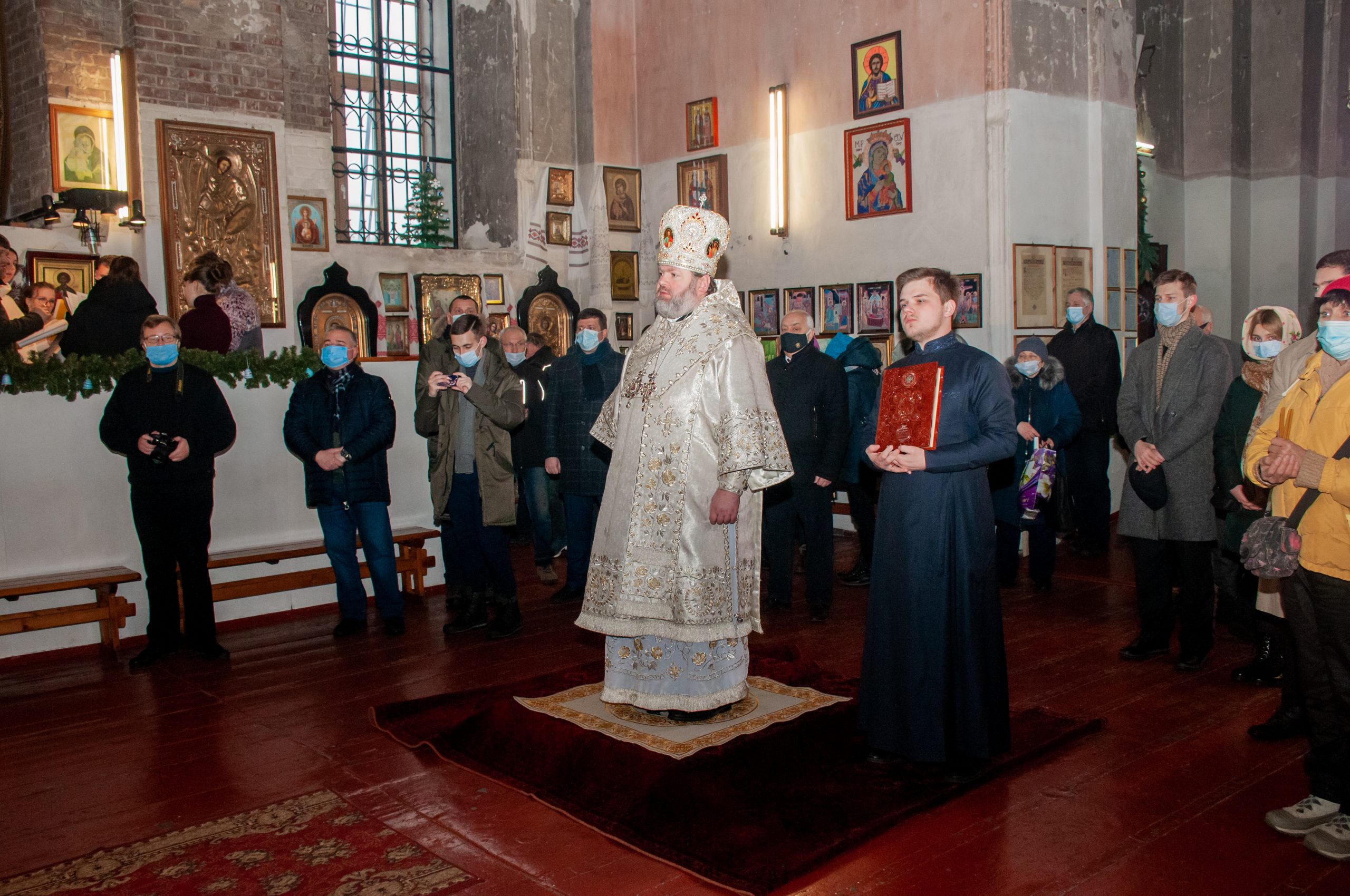 В храмах Харькова прошли рождественские богослужения