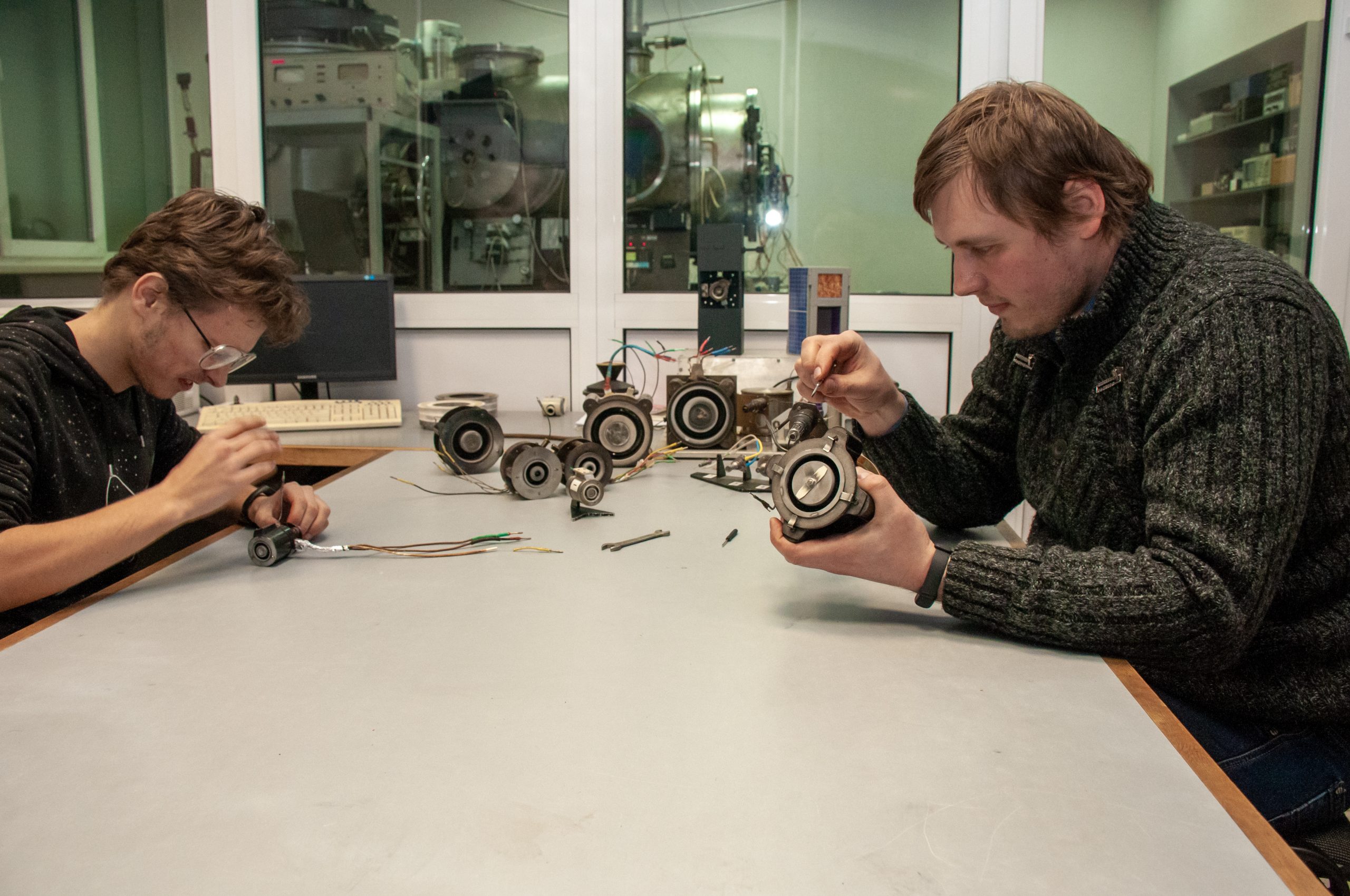 Журналистам показали как конструируют новые модели ионно-плазменных двигателей для искусственных спутников земли