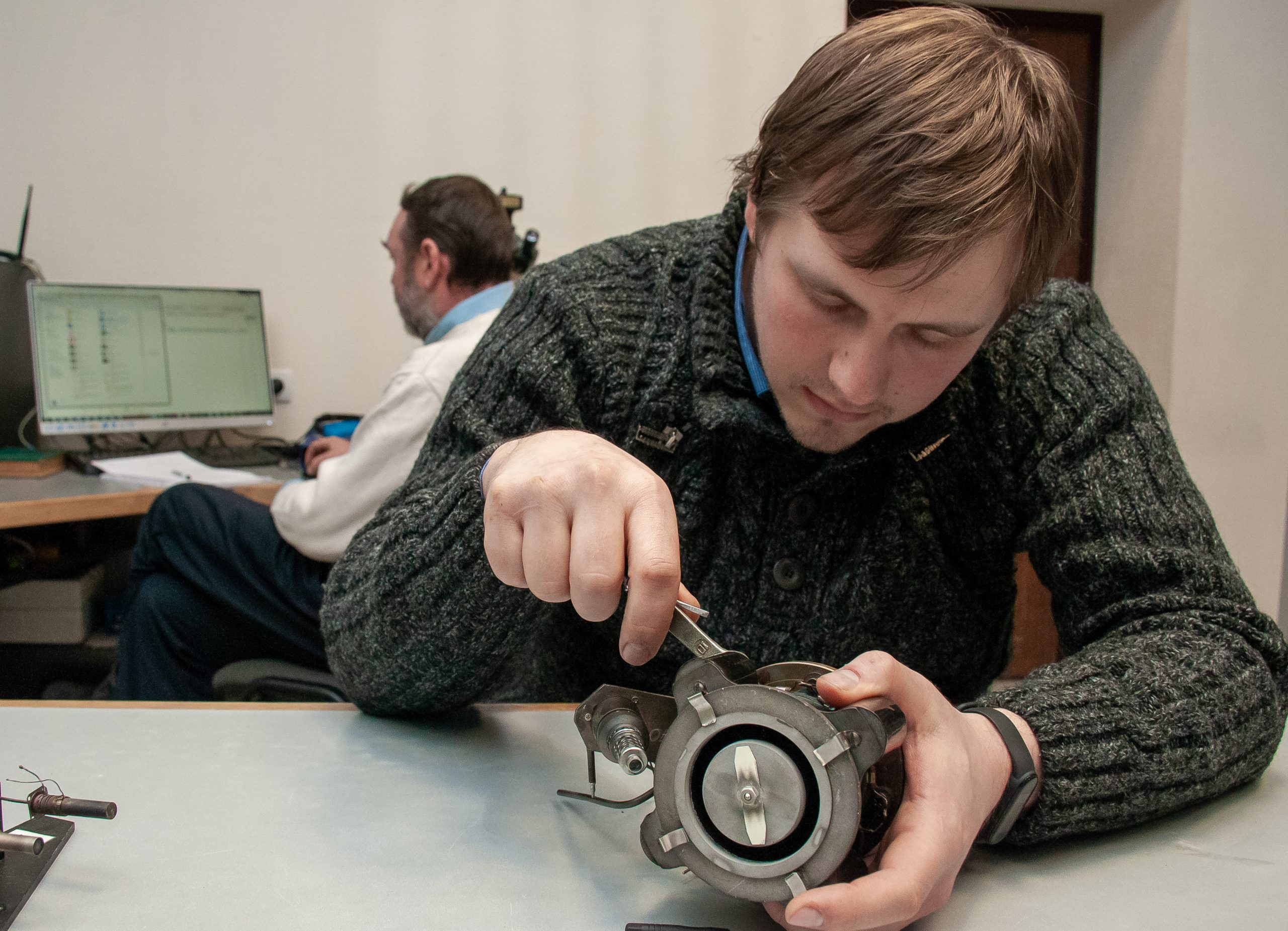 Журналистам показали как конструируют новые модели ионно-плазменных двигателей для искусственных спутников земли