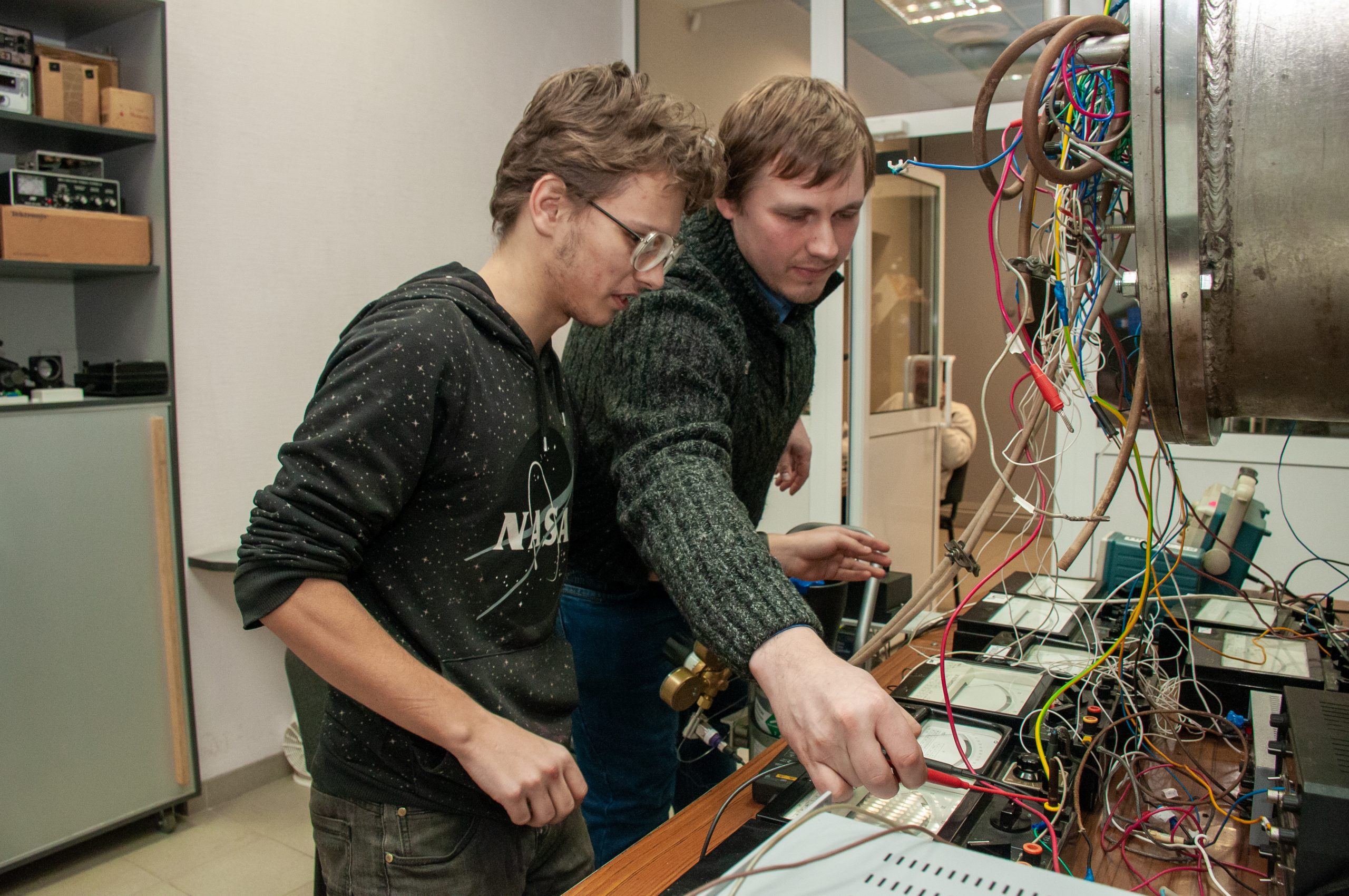 Журналистам показали как конструируют новые модели ионно-плазменных двигателей для искусственных спутников земли