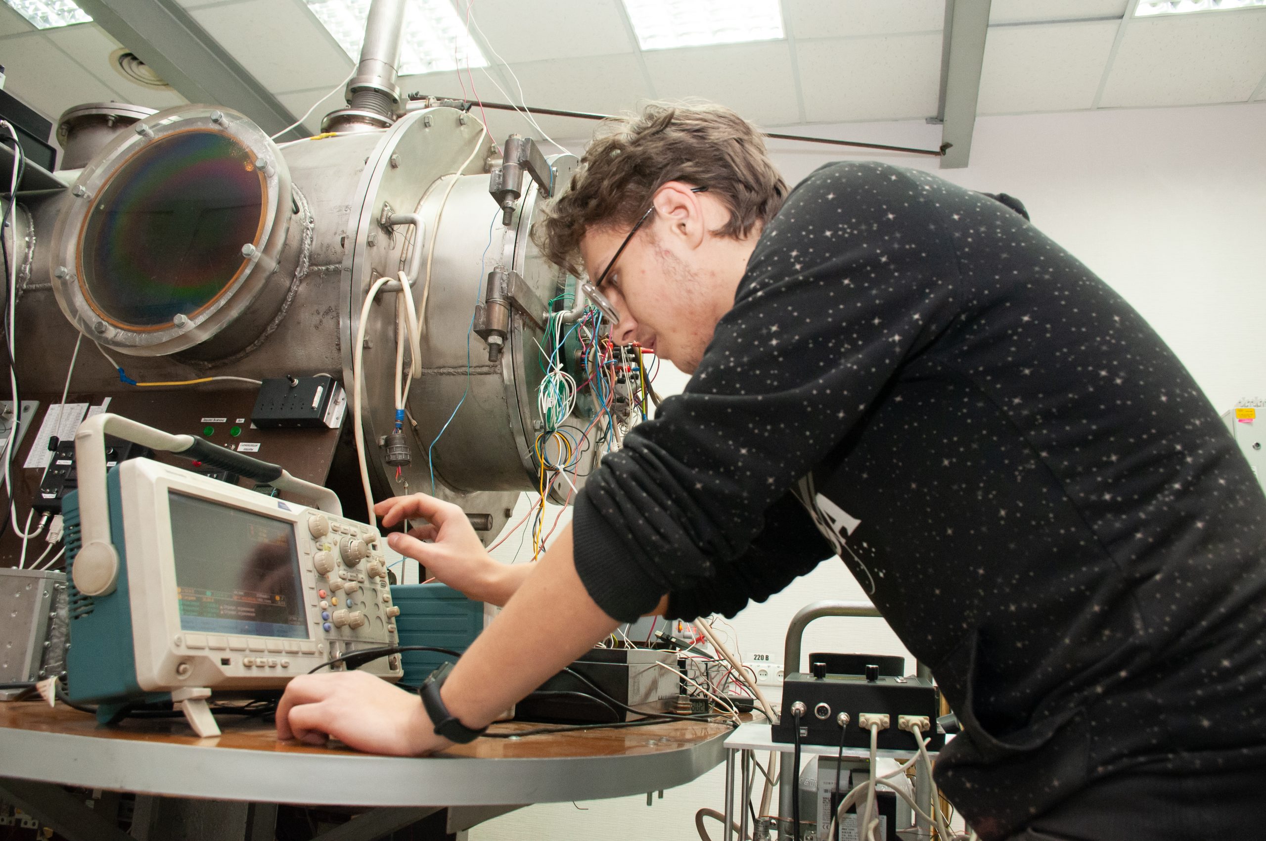 Журналистам показали как конструируют новые модели ионно-плазменных двигателей для искусственных спутников земли