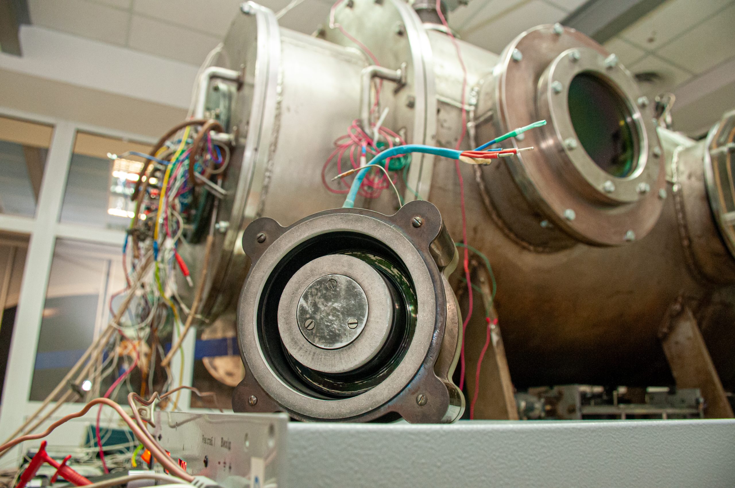 Журналистам показали как конструируют новые модели ионно-плазменных двигателей для искусственных спутников земли