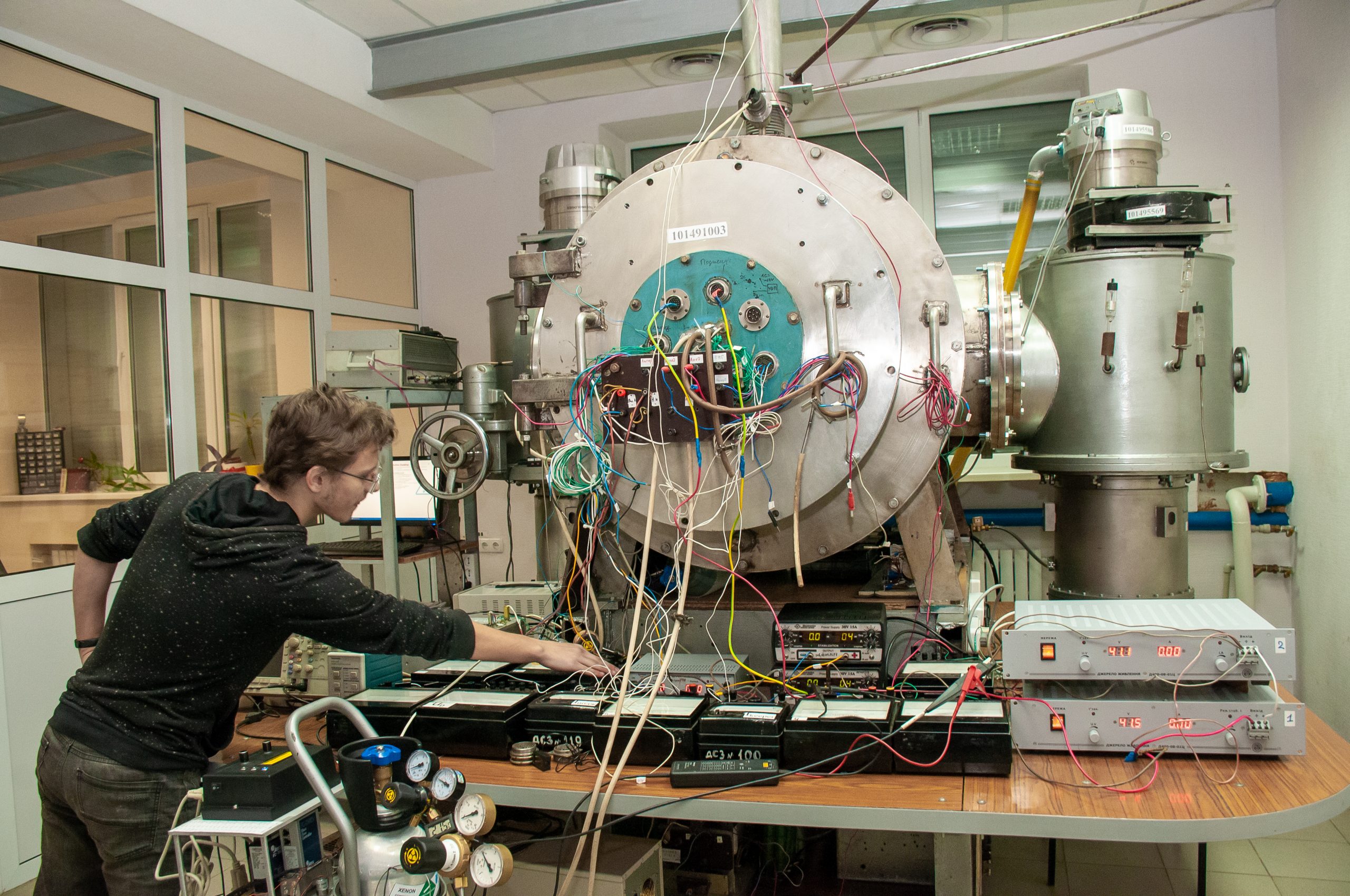 Журналистам показали как конструируют новые модели ионно-плазменных двигателей для искусственных спутников земли