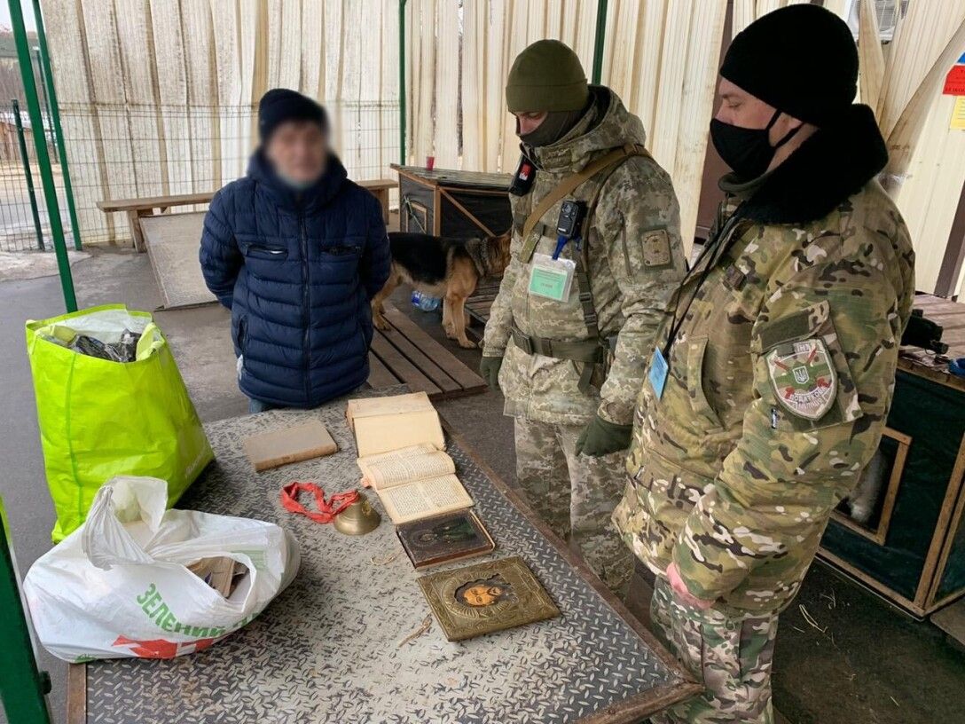 Мужчина вез через Станицу Луганскую раритет