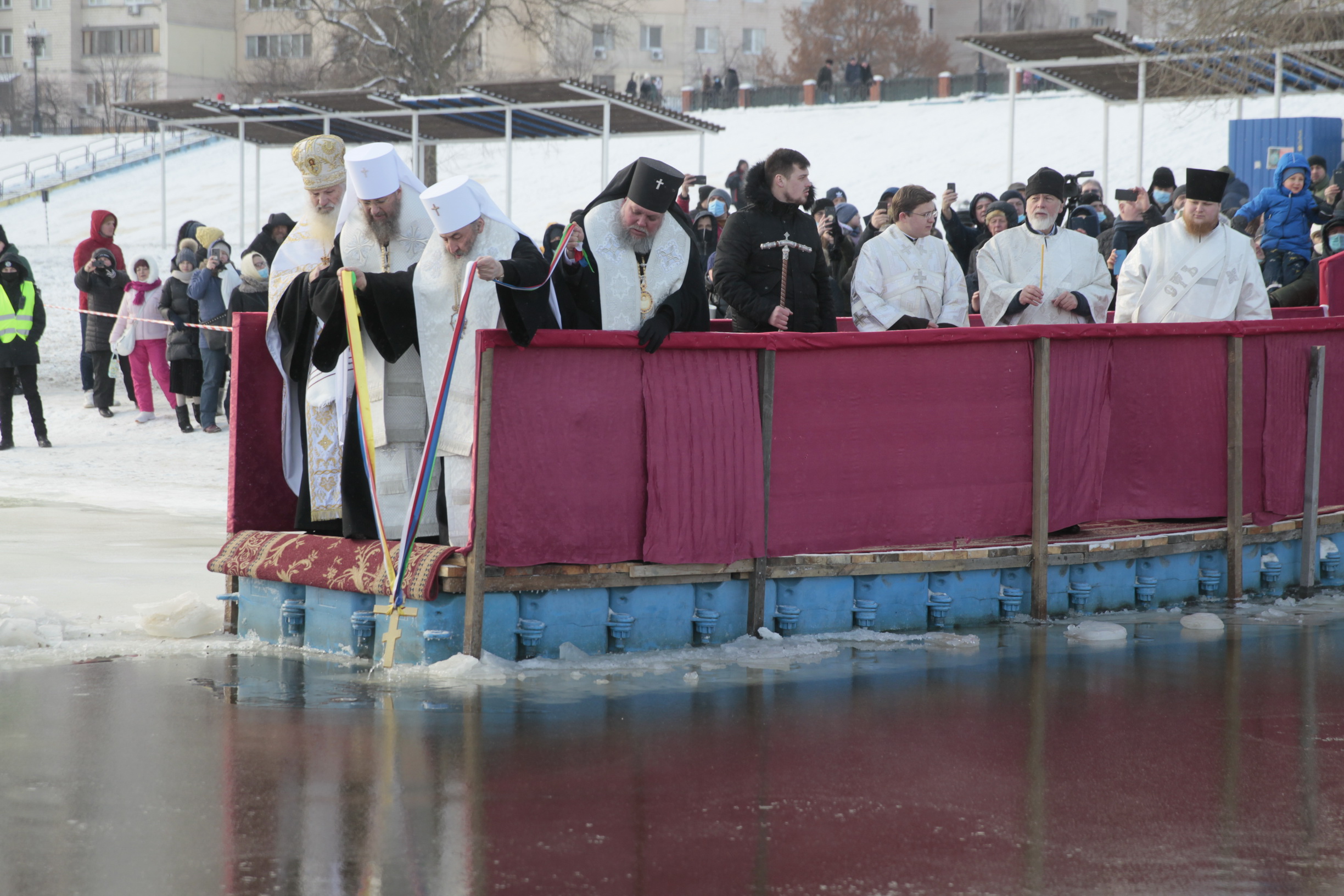 Предстоятель УПЦ Митрополит Онуфрий освятил воды Днепра