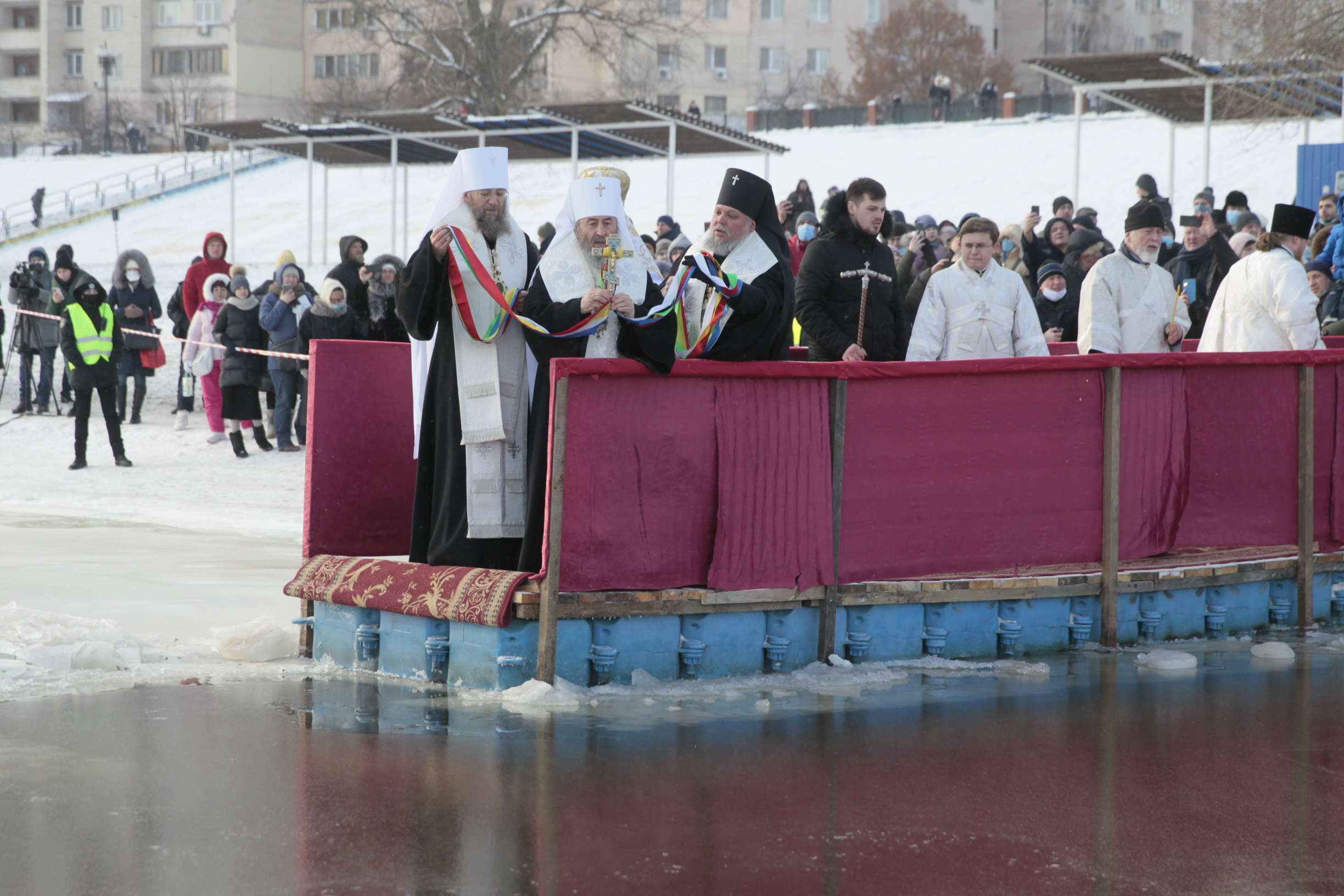 Предстоятель УПЦ Митрополит Онуфрий освятил воды Днепра