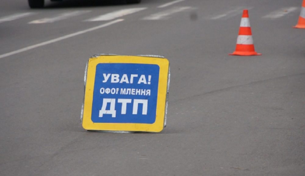 Под Киевом на развилке столкнулись внедорожник и легковушка