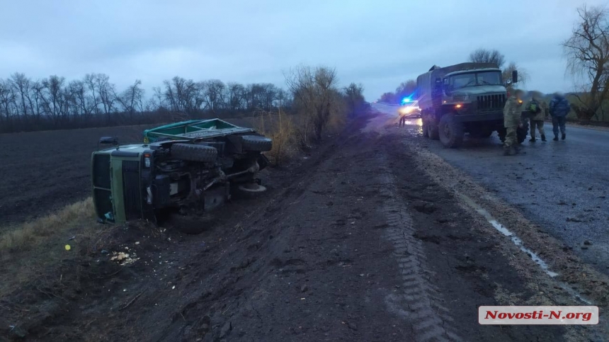 Под Николаевом перевернулся военный грузовик: двое пострадавших