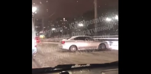 На Нивках в Киеве на путепроводе развернуло авто