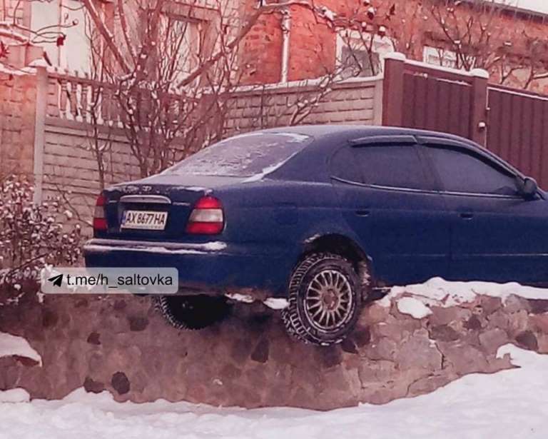 В Харькове автомобиль «припарковался» на заборе