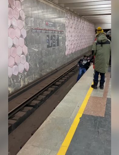 В Харькове на рельсы метро упал человек