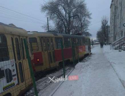 В Харькове трамвай вынесло на тротуар