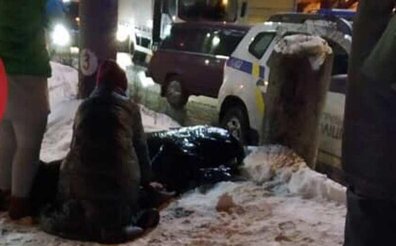 На Русановке в Киеве электричка насмерть сбила парня