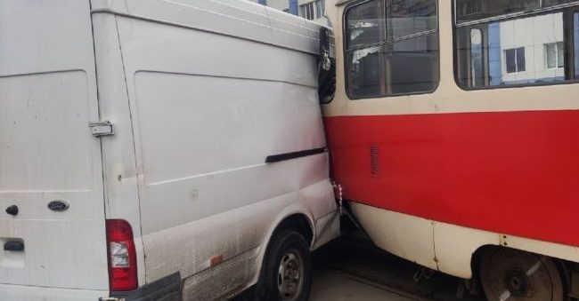 В Киеве микроавтобус столкнулся с трамваем, образовалась пробка