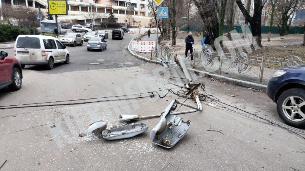 В Киеве от ветра на дорогу рухнули дерево и бетонный столб