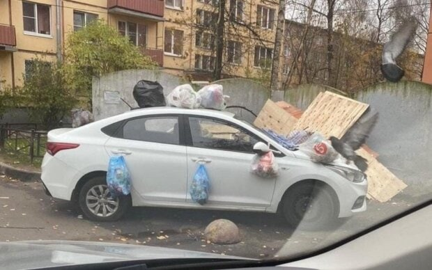 В Киеве проучили «героя-парковки»: завалили авто мусором