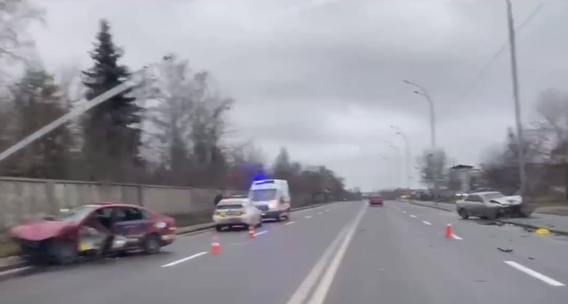 В Киеве столкнулись 2 автомобиля: Honda врезалась в столб