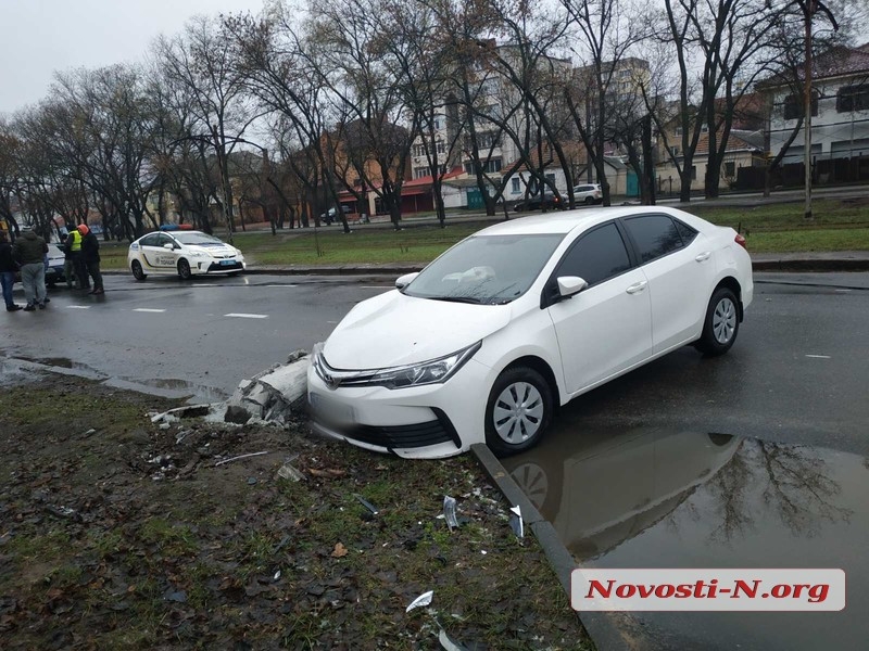 В Николаеве Toyota врезалась в столб: электроопора перегородила дорогу