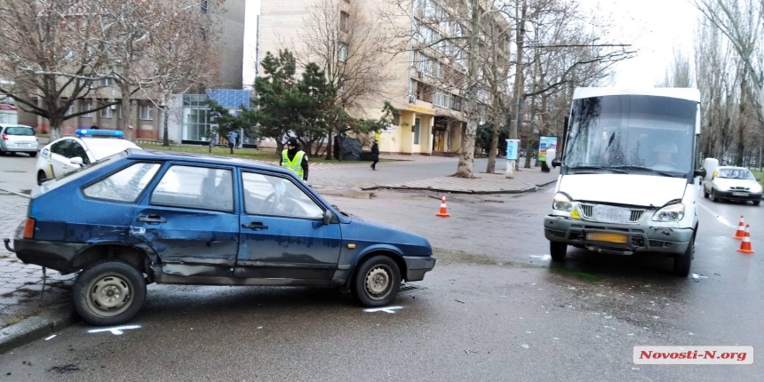 В Николаеве маршрутка врезалась в «ВАЗ»: легковушку развернуло