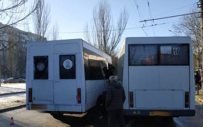 В Николаеве на проспекте столкнулись две маршрутки