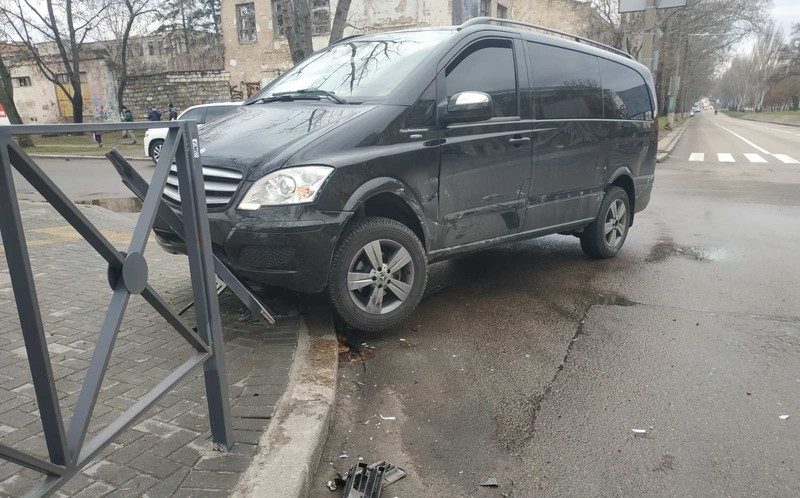 В Николаеве в ДТП попал Mercedes депутата