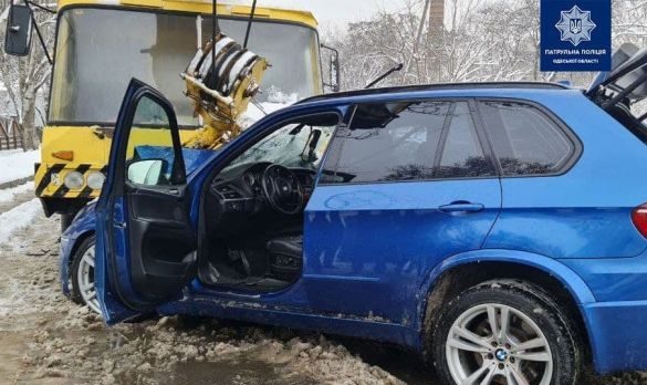 В Одессе BMW столкнулся с автокраном: пострадали дети