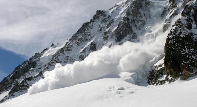 В США сошла массивная лавина, погиб сноубордист