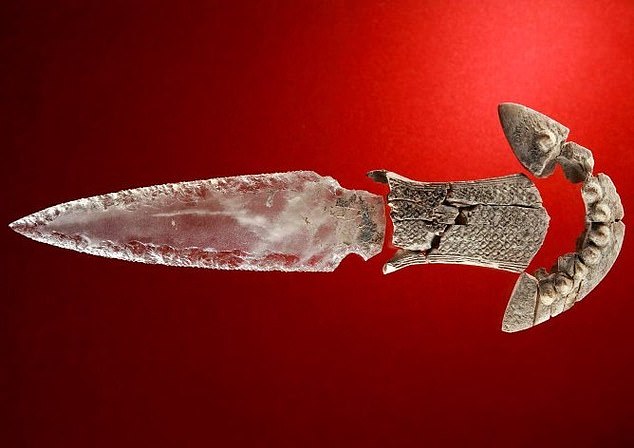 В Испании в гробнице археологи нашли хрустальный кинжал