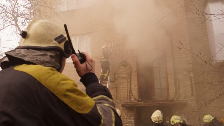 В Запорожье из горящего дома эвакуировали жильцов
